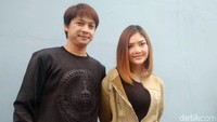 Karena fotonya bersama Aksay di dunia maya, ia disebut pelakor.