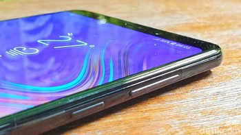 Tombol power dan pengaturan volume berada di sisi kiri bodi. Foto: Adi Fida Rahman/detikINET