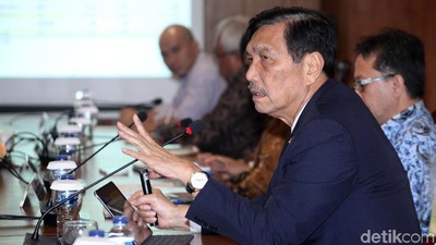 Luhut Bahas Industri Mobil Listrik Bareng DPR