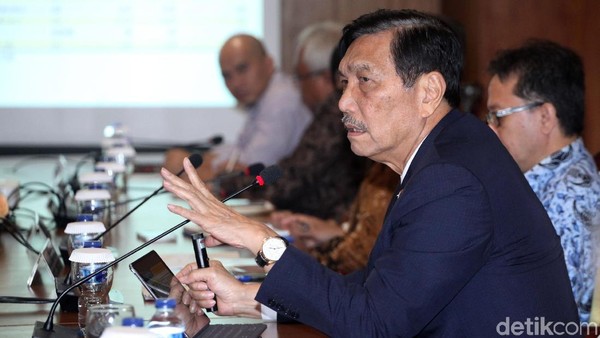 Luhut Bahas Industri Mobil Listrik Bareng DPR