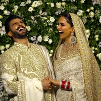 Menambah kesan mewah, aktris 32 tahun ini mengenaka serangkaian perhiasan, juga rancangan desainer Abu Jani Sandeep Khosla untuk koleksi perhiasan Saboo. Foto: REUTERS/Francis Mascarenhas