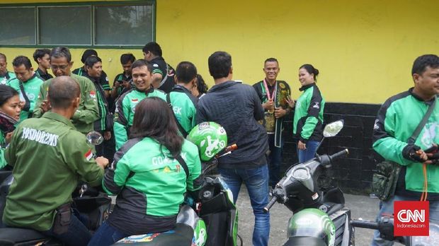 Hardian Siregar diantar oleh rekan-rekannya ke bandara Kualanamu.