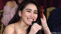 Ayu Ting Ting pun menceritakan lagu tersebut ciptaan dari fashion stylistnya yakni Wisnu. Pool/Noel/detikFoto.
