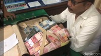 Jamintel Kejagung, Jan S Maringka, menduga uang Rp 425 juta itu 10 persen dari fee proyek, dana alokasi khusus (DAK). (ist)