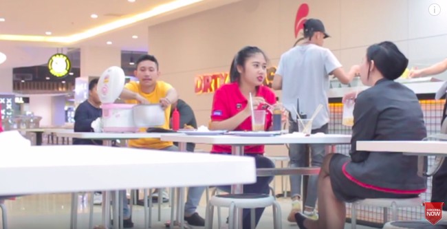 Kocak! Ini 5 Orang yang Buat Prank Bawa Rice Cooker ke Resto Fast Food