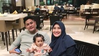  Ryana dan suaminya, Puadin Redi sedang rayakan ulang tahun pernikahan. Mereka memilih makan bersama di hotel dengan anak mereka, Qiandra. Foto: Instagram ryana_dea