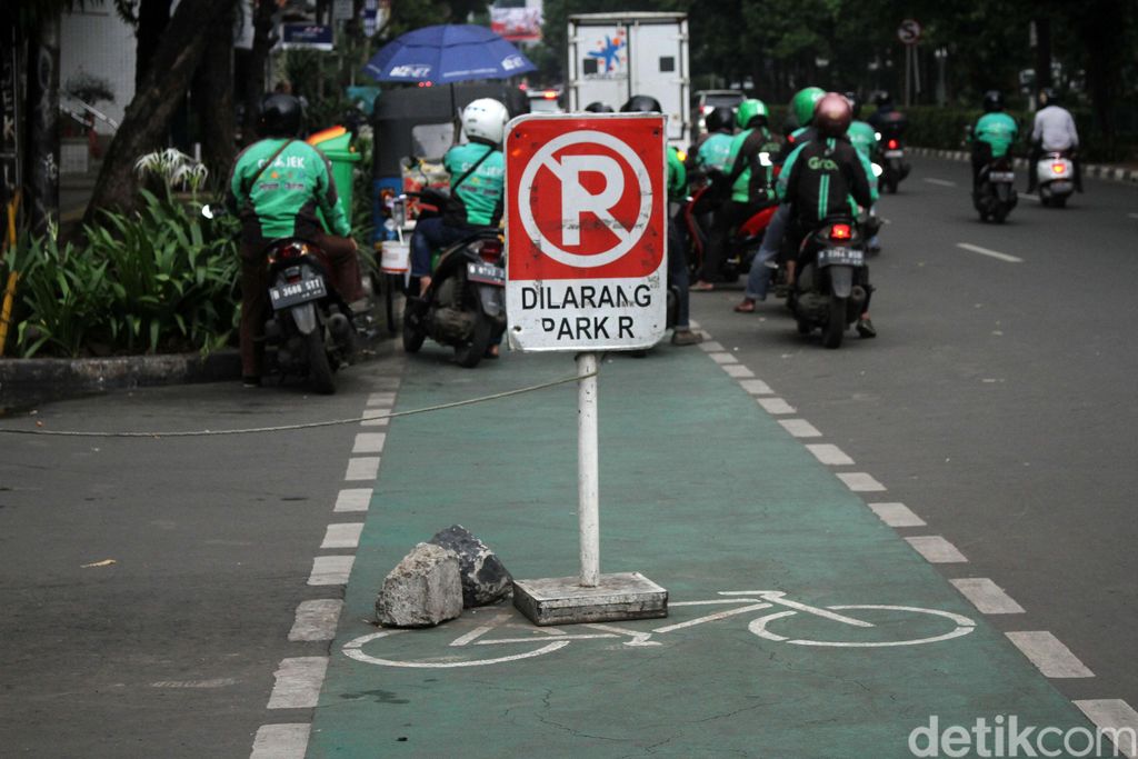 Pemprov DKI Jakarta telah menyediakan jalur khusus untuk pesepeda di kawasan Blok M. Namun kenyataannya jalur sepeda ini sering disalahgunakan oleh pengendara kendaraan bermotor.
