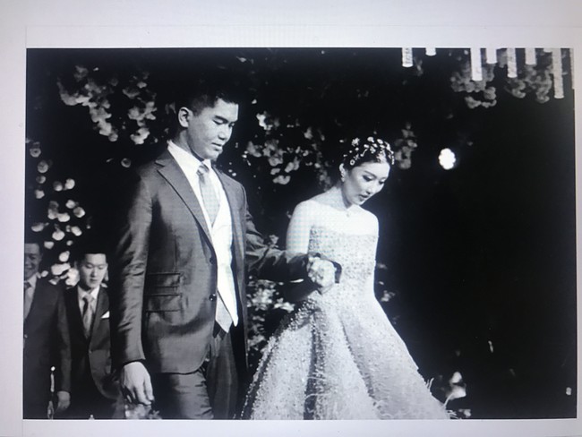 Clarissa tampil cantik dibalut gaun strapless bernuansa blush pink yang dihiasi payet di sepanjang gaun. Sementara itu, Jusup terlihat gagah bertuksedo biru. Foto: dok. Screenshot Instagram @MorenoPhotography