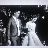 Clarissa tampil cantik dibalut gaun strapless bernuansa blush pink yang dihiasi payet di sepanjang gaun. Sementara itu, Jusup terlihat gagah bertuksedo biru. Foto: dok. Screenshot Instagram @MorenoPhotography