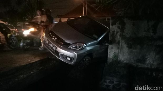 Pemobil Ini Heran 7 Kali Terperosok ke Parit di Denpasar, Kenapa?