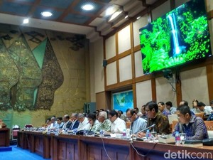 DPR Rapat Tertutup dengan ESDM dan Bos PLN Bahas 35.000 MW