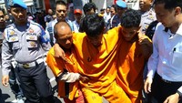 Irman bertugas sebagai penadah handphone milik korban. 