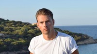Dia suka traveling lho dan mengabadikan momennya lebih sering dengan foto selfie. (dreeriksen/Instagram)
