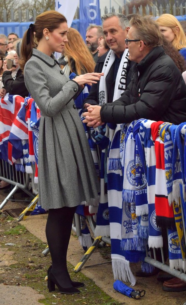Kate saat menyapa para penggemar Leicester City yang telah menantikan kedatangannya dan Pangeran William di luar King Power Stadium yang adalah markas klub sepak bola tersebut. Foto: Getty Images