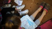 Seorang gadis kecil tengah mewarnai di tenda-tenda darurat di Tijuana, Meksiko. REUTERS/Lucy Nicholson.