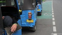 Aksi serobot membuat jalur yang berukuran kurang lebih 2 meter ini tak berfungsi dengan baik.