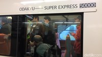 Biaya yang dibutuhkan untuk menggunakan kereta ini adalah JPY 2.280 atau sekitar Rp 300 ribu.