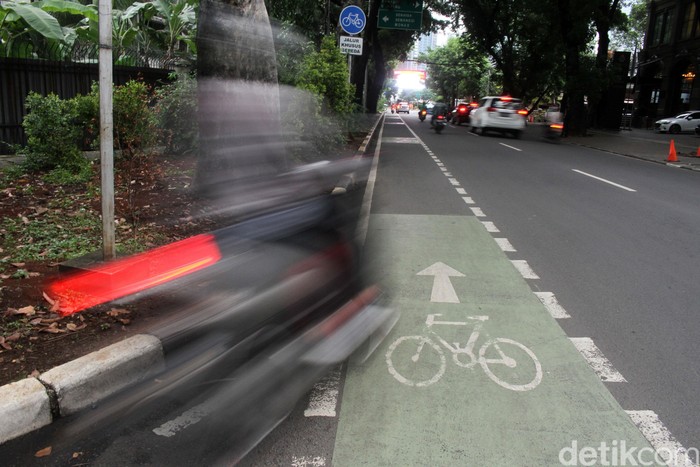 Pemprov DKI Jakarta telah menyediakan jalur khusus untuk pesepeda di kawasan Blok M. Namun kenyataannya jalur sepeda ini sering disalahgunakan oleh pengendara kendaraan bermotor.