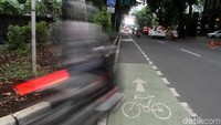 Jalur khusus sepeda ini harusnya steril dari kendaraan bermotor.