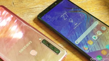 Selain Black Caviar dan Bubblegum Pink, Samsung menyediakan opsi warna lainnya, yakni Lemonade Blue. Foto: Adi Fida Rahman/detikINET