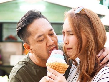 Momen Romantis Feby Febiola dan Suami yang Jarang Terekspos