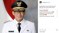 Setelah sukses menjadi pengusaha di usia yang terbilang muda, Sandi mencoba peruntungannya di dunia politik. Bersama dengan Anies Baswedan, Sandiaga Uno berhasil memenangkan suara dalam Pemilihan Gubernur DKI Jakarta periode 2017-2022. Sandi pun menjadi Wakil Gubernur mendampingi Anies Baswedan. Istimewa/Dok. Instagram Sandiaga Uno.