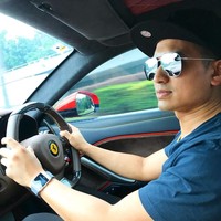 Faisal diketahui berprofesi sebagai distributor mobil-mobil kelas atas. Begini gaya Faisal saat mengenderai Ferrari. (Foto: Instagram/@faisalnasimuddin)