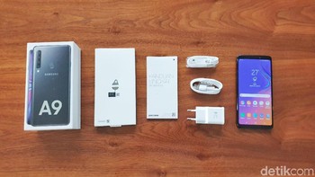 Inilah isi di dalam kemasan penjualan Galaxy A9 di Indonesia. Foto: Adi Fida Rahman/detikINET