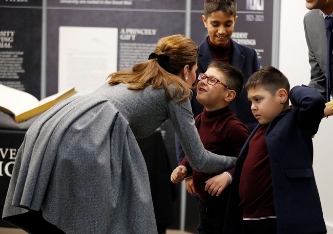 Kedatangan mereka disambut oleh sekelompok anak kecil dari yayasan besutan Vichai Srivaddhanaprabha, bos klub sepakbola Leicester City yang tewas dalam kecelakaan helikopter bulan lalu di kota tersebut. Foto: Getty Images