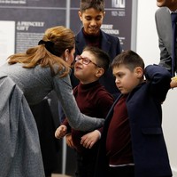 Kedatangan mereka disambut oleh sekelompok anak kecil dari yayasan besutan Vichai Srivaddhanaprabha, bos klub sepakbola Leicester City yang tewas dalam kecelakaan helikopter bulan lalu di kota tersebut. Foto: Getty Images