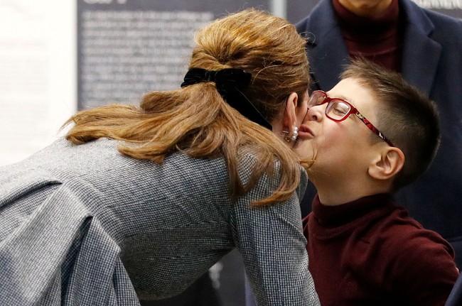 Sai dan Taran yang sempat dirawat berbulan-bulan di rumah sakit karena lahir prematur tampak begitu senang bisa bertemu dengan Kate. Mereka berteriak, Kate! Kate! ujar sang ibu, Kal Gotani, yang mengaku tidak enak dengan Kate akibat kelakuan anaknya. Tapi Kate bilang, Tidak apa-apa. Biarkan saja, ucap Kal menirukan perkataan Kate. Foto: Getty Images