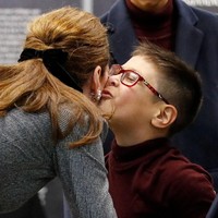 Sai dan Taran yang sempat dirawat berbulan-bulan di rumah sakit karena lahir prematur tampak begitu senang bisa bertemu dengan Kate. Mereka berteriak, Kate! Kate! ujar sang ibu, Kal Gotani, yang mengaku tidak enak dengan Kate akibat kelakuan anaknya. Tapi Kate bilang, Tidak apa-apa. Biarkan saja, ucap Kal menirukan perkataan Kate. Foto: Getty Images