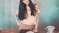 Adila mengawali karirnya sejak tahun 2013. Dara berambut panjang ini juga ternyata hobi ngopi. Ini posenya ketika santai di coffee shop. Foto: instagram @adilafitri