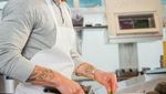Masak Bareng Chrissy Teigen, Ini Potret Chef Paling Tampan di Amerika