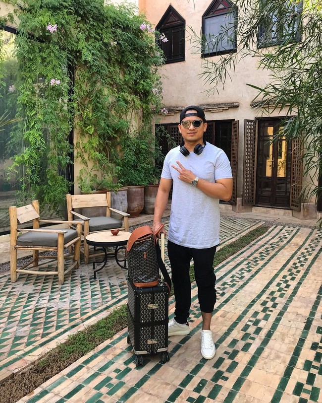 Ransel dan tas Goyard juga menjadi pilihan Faisal saat harus berpergian jauh. Faisal memadukannya dengan busana bergaya kasual berikut sneakers. (Foto: Instagram/@faisalnasimuddin)