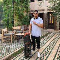 Ransel dan tas Goyard juga menjadi pilihan Faisal saat harus berpergian jauh. Faisal memadukannya dengan busana bergaya kasual berikut sneakers. (Foto: Instagram/@faisalnasimuddin)