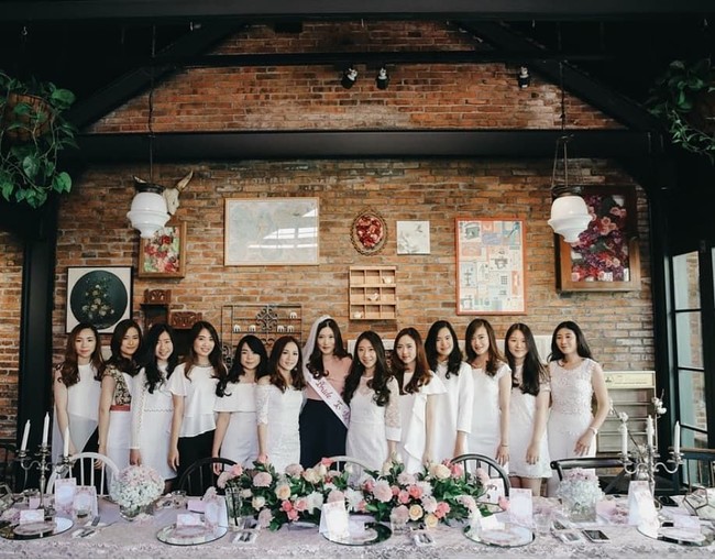 Paket dekor Bridal Shower yang dipesan oleh teman-temannya termasuk paket yang standar. Rentang harga dekor untuk acara seperti ini dibandrol Rp 150.000 - Rp 250.000 per pax di Eite Bridal Shower. Foto: Instagram/ElitePartyDesigner
