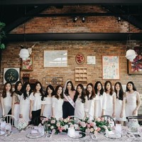 Paket dekor Bridal Shower yang dipesan oleh teman-temannya termasuk paket yang standar. Rentang harga dekor untuk acara seperti ini dibandrol Rp 150.000 - Rp 250.000 per pax di Eite Bridal Shower. Foto: Instagram/ElitePartyDesigner
