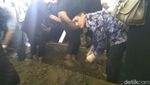 Momen Haru Zumi Zola Menangis Saat Gali Makam Ayahnya