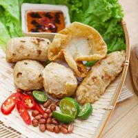 Gurih Renyah, Batagor Kenyal dengan Siraman Saus Kacang yang Kental