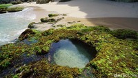 Tak hanya menikmati sunset, traveler juga bisa mandi-mandi pantai ini. (Syanti/detikTravel)