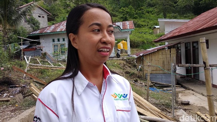 Bidan Fony, salah seorang tenaga kesehatan di NTT (Foto: Widiya Wiyanti/detikHealth) Bidan Fony, salah seorang tenaga kesehatan di NTT (Foto: Widiya Wiyanti/detikHealth)