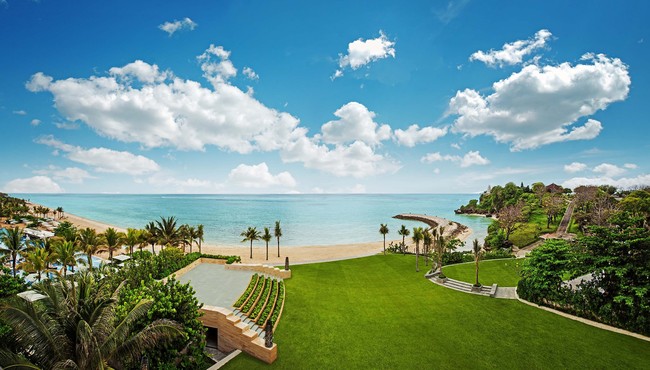 Calon pengantin bisa memilih lokasi outdoor untuk merasakan pengalaman berbeda dari sebuah pernikahan yang intim. Hotel Mulia memiliki beberapa pilihan untuk acara outdoor, salah satunya Unity Garden dengan luas 2.000 m2. Foto: dok. The Mulia Bali