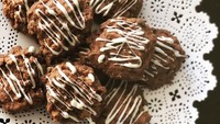 Cookies ini diberi nama Eggless CHoco Cereal Cookies. Sereal rasa cokelat berwarna cokelat kehitaman menyatu dengan adonan cookies. Makin cantik diberi lelehan icing sugar. Foto: Instagram sentaro81
