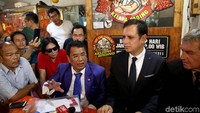 Pengacara terkenal Hotman Paris Hutapea memberikan keterangan pers di Kopi Johny, Jakarta Utara, Kamis (29/11/2018).