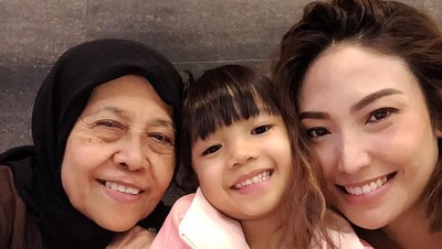 5 Foto Kenangan Manis Ayu Dewi Bersama Mendiang Sang Bunda