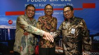 Direktur Keuangan PT Adhi Karya Entus Asnawi berbincang dengan Direktur Operational 1 PT Adhi Karya Budi Sadewa Soediro dan Direktur Sumber Daya Manusia PT Adhi Karya Agus Karianto berbincang di Jakarta, Kamis (29/11/2018).