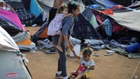 Evelyn, 11 (tengah), Samantha, 2 (kiri) dan Camila, 4 dari Guatemala, tengah bermain di penmapungan imigran. REUTERS/Lucy Nicholson.
