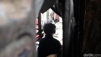 Berdasarkan penuturan Pak Bunah, ia telah tinggal di gubuk itu sejak 30 tahun lalu. Hingga kini ia masih terus bertahan hidup dengan kondisi yang sangat memprihatinkan.