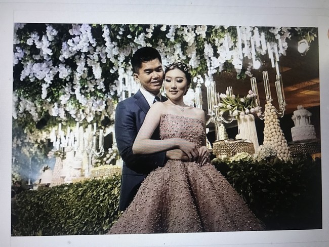 Dekorasi pesta pertunangan yang dibuat oleh Steve Decor begitu megah dengan tema Secret Garden atau taman rahasia. Ribuan bunga pun mempermanis lokasi pertunangan, mulai dari langit-langit hingga hiasan bunga di sepanjang lantai. Demi mengikuti tema, seluruh area pun dilapisi karpet rumput sintetis. Foto: dok. Screenshot Instagram @MorenoPhotography